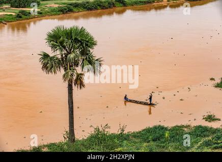 Fischer im Boot auf dem Fluss Niger in Niamey Stockfoto