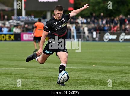 Barnett, Großbritannien. Okt. 2021. Premiership Rugby. Saracens V. Wespen. StoneX Stadium. Barnett. Owen Farrell (Sarazenen, Kapitän) tritt. Kredit: Sport In Bildern/Alamy Live Nachrichten Stockfoto