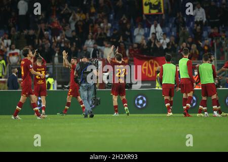 Rom, Italien. Okt. 2021. ROM, Italien - 24.10.2021: Roma-Spieler am Ende der italienischen Serie A Fußballspiel zwischen AS ROMA VS SSC NAPOLI im Olympiastadion in Rom. Kredit: Unabhängige Fotoagentur/Alamy Live Nachrichten Stockfoto