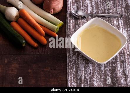 Gericht aus Püree mit Gemüse. Gesunde Ernährung. Vegane Speisekarte. Stockfoto