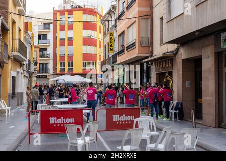 Burriana, Spanien 10-10-2021: Live-Musik erklingt durch die Straßen, gespielt von Bands, die die Einheimischen in traditionellen Kostümen begleiten Stockfoto