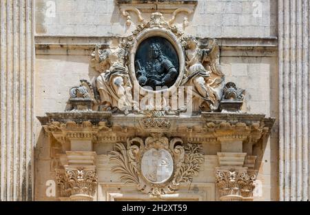 Hauptportikus des Vilhena-Palastes mit Bronzebüste des Großmeisters Antonio Manoel de Vilhena Stockfoto