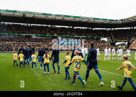 Broendby, Dänemark. Okt. 2021. Die Spieler von Broendby IF betreten das Spielfeld für das 3F Superliga-Spiel zwischen Broendby IF und dem FC Kopenhagen im Broendby Stadion in Broendby. (Foto: Gonzales Photo/Alamy Live News Stockfoto