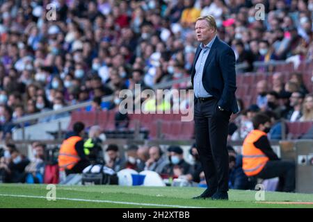 24. Oktober 2021; Nou Camp, Barcelona, Spanien: La Lig Football, FC Barcelona gegen Real Madrid: Ronald Koeman vom FC Barcelona in Aktion während des Spiels der La Liga Stockfoto