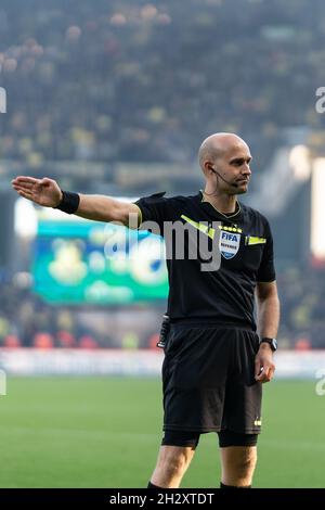 Broendby, Dänemark. Okt. 2021. Schiedsrichter Peter Kjaersgaard beim 3F Superliga-Spiel zwischen Broendby IF und dem FC Kopenhagen im Broendby Stadion in Broendby. (Foto: Gonzales Photo/Alamy Live News Stockfoto