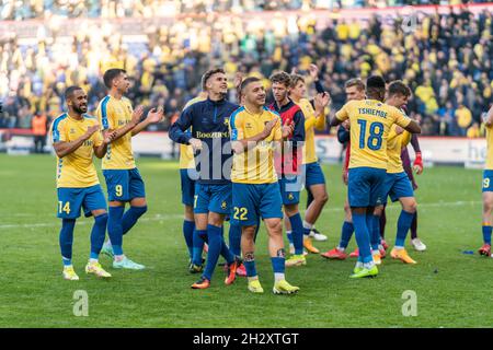 Broendby, Dänemark. Okt. 2021. Die Spieler von Broendby IF feiern den Sieg nach dem 3F Superliga-Spiel zwischen Broendby IF und dem FC Kopenhagen im Broendby Stadion in Broendby. (Foto: Gonzales Photo/Alamy Live News Stockfoto