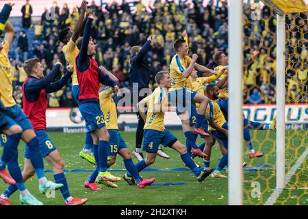 Broendby, Dänemark. Okt. 2021. Die Spieler von Broendby IF feiern den Sieg nach dem 3F Superliga-Spiel zwischen Broendby IF und dem FC Kopenhagen im Broendby Stadion in Broendby. (Foto: Gonzales Photo/Alamy Live News Stockfoto