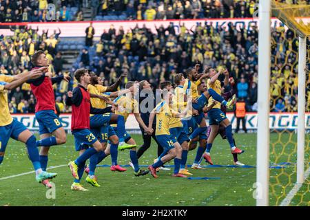 Broendby, Dänemark. Okt. 2021. Die Spieler von Broendby IF feiern den Sieg nach dem 3F Superliga-Spiel zwischen Broendby IF und dem FC Kopenhagen im Broendby Stadion in Broendby. (Foto: Gonzales Photo/Alamy Live News Stockfoto