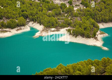 Bewaldete und kalkhaltige Ufer des Guadalest-Seereservats.Spanien. Draufsicht.Horizontal. Stockfoto