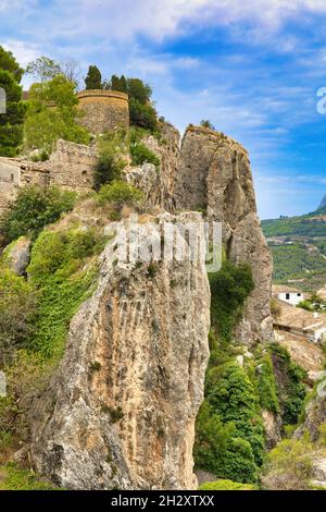 Ansicht eines Fragments der Ruinen von Castillo de San José auf einem hohen Felsen über dem Guadalest.Spanien.Vertikale Ansicht. Stockfoto