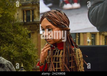 London, Großbritannien. Okt. 2021. Die kleine Amal wird während der Feierlichkeiten zu ihrem 10. Geburtstag auf dem Trafalgar Square gesehen.die kleine Amal ist eine 3.5 Meter hohe Marionette, die ein syrisches Flüchtlingskind darstellt, dessen Reise nahe der türkisch-syrischen Grenze begann und 8,000 km durch Europa nach Großbritannien zur Unterstützung von Flüchtlingen reiste. Kredit: SOPA Images Limited/Alamy Live Nachrichten Stockfoto