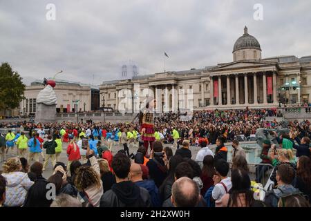 London, Großbritannien. Okt. 2021. Little Amal tritt im Rahmen der Feierlichkeiten zu ihrem 10. Geburtstag auf dem Trafalgar Square mit Tänzern auf.Little Amal ist eine 3.5 Meter hohe Marionette, die ein syrisches Flüchtlingskind darstellt, dessen Reise nahe der türkisch-syrischen Grenze begann und 8,000 km quer durch Europa nach Großbritannien zur Unterstützung von Flüchtlingen reiste. Kredit: SOPA Images Limited/Alamy Live Nachrichten Stockfoto