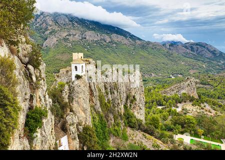 Blick auf die Felsen mit den Ruinen der maurischen Burg Castillo de San José.Guadalest in Spanien.Horizontale Ansicht Stockfoto