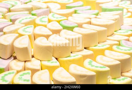 Nahaufnahme der Sumpflaibe auf der Vitrine eines Süßwarenladens. Stockfoto