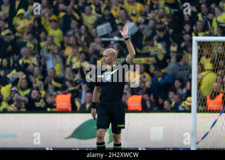 Broendby, Dänemark. Okt. 2021. Schiedsrichter Peter Kjaersgaard beim 3F Superliga-Spiel zwischen Broendby IF und dem FC Kopenhagen im Broendby Stadion in Broendby. (Foto: Gonzales Photo/Alamy Live News Stockfoto