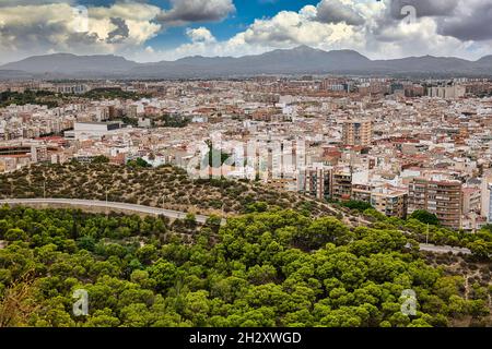 Blick vom Hügel von St. Barbara auf ein Fragment von Alicante.Spanien.Horizontale Ansicht. Stockfoto