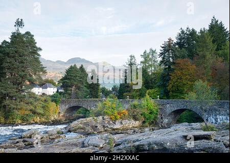 Die Brücke von Dochart, die die Fälle von Dochart im Dorf Killin in den schottischen Highlands durchquert Stockfoto