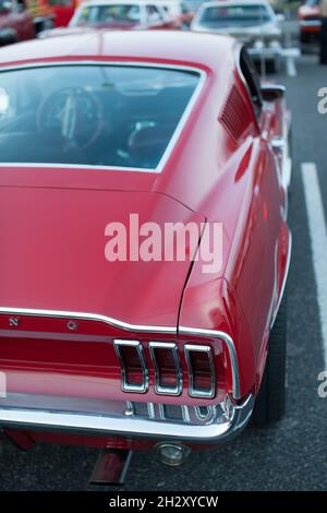 Red Ford Mustang Fastback auf einer Autoshow in Brossard, Quebec, Kanada; dieser Wagen wurde auch von Steve McQueen im Bullit-Film verwendet Stockfoto