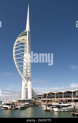 Spinnaker Tower und Portsmouth Hafen an einem heißen Sommertag Stockfoto