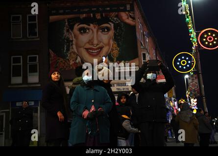 Leicester, Leicestershire, Großbritannien. Oktober 2021. Die Leute schauen sich die Diwali Lichter auf der Golden Mile an, nachdem ein anderes Ereignis als normal eingeschaltet wurde, ohne dass es wegen der Covid-19 Sorgen eine Hauptbühne oder ein Feuerwerk gab. Credit Darren Staples/Alamy Live News. Stockfoto