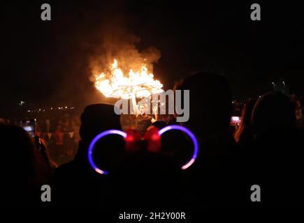 Leicester, Leicestershire, Großbritannien. Oktober 2021. Die Leute beobachten eine Feuershow, während ein anderes Diwali-Licht von normal aus ohne Hauptbühne oder Feuerwerk wegen Covid-19 Sorgen einschaltet. Credit Darren Staples/Alamy Live News. Stockfoto