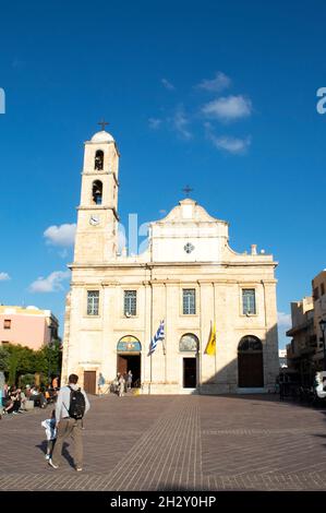 Chania, Kreta - Griechenland - Oktober 20 2021 : Kathedrale der Jungfrau Maria Elegantes, historisches Gebäude auf dem Athinagora-Platz Vertikale Aufnahme mit Kopie-Raum Stockfoto