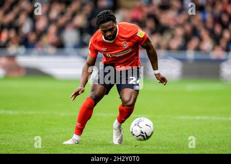 Luton, Großbritannien. Juni 2021. Fred Onyedinma (24) aus Luton Town während des Sky Bet Championship-Spiels zwischen Luton Town und Hull City in der Kenilworth Road, Luton, England am 23. Oktober 2021. Foto von David Horn. Quelle: Prime Media Images/Alamy Live News Stockfoto