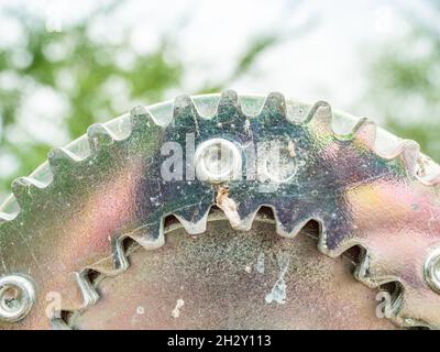 Bootsanhänger-Winde aus nächster Nähe, kleine mechanische Metallzähne, gelbe Seilwinde mit polierter Edelstahloberfläche Stockfoto