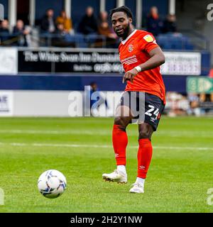 Luton, Großbritannien. Juni 2021. Fred Onyedinma (24) aus Luton Town während des Sky Bet Championship-Spiels zwischen Luton Town und Hull City in der Kenilworth Road, Luton, England am 23. Oktober 2021. Foto von David Horn. Quelle: Prime Media Images/Alamy Live News Stockfoto