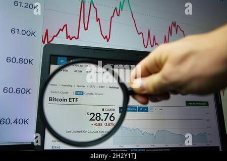 Erster Bitcoin-ETF auf dem Markt. Ein Bitcoin-ETF ahmt den Preis der digitalen Währung nach und ermöglicht es den Anlegern, in den ETF zu kaufen, ohne Bitcoin-ETF zu handeln Stockfoto