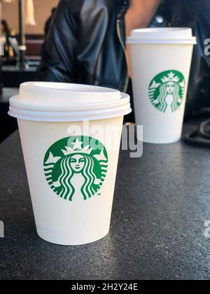 Istanbul, Türkei - 21. Oktober 2021; Starbucks Kaffeetassen zum Mitnehmen auf dem Tisch im Laden in Istanbul, Türkei. Mit selektivem Fokus Stockfoto