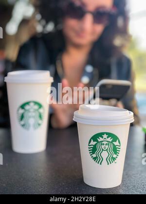 Istanbul, Türkei - 21. Oktober 2021; Starbucks Kaffeetassen zum Mitnehmen auf dem Tisch im Laden in Istanbul, Türkei. Mit selektivem Fokus Stockfoto