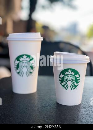 Istanbul, Türkei - 21. Oktober 2021; Starbucks Kaffeetassen zum Mitnehmen auf dem Tisch im Laden in Istanbul, Türkei. Mit selektivem Fokus Stockfoto