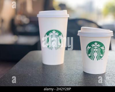 Istanbul, Türkei - 21. Oktober 2021; Starbucks Kaffeetassen zum Mitnehmen auf dem Tisch im Laden in Istanbul, Türkei. Mit selektivem Fokus Stockfoto