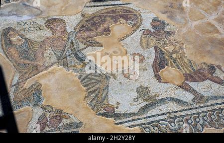 Mosaikboden mit Achilles und Odysseus (Ulisses) im Haus von Achilles, an der archäologischen Stätte von Kourion, Episkopi, Republik Zypern. Stockfoto