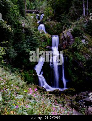 Eine vertikale Aufnahme eines Wasserfalls im Triberg im Schwarzwald, Baden-Württemberg, Deutschland Stockfoto