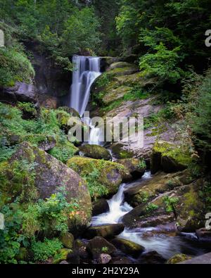 Eine vertikale Aufnahme eines Wasserfalls im Triberg im Schwarzwald, Baden-Württemberg, Deutschland Stockfoto