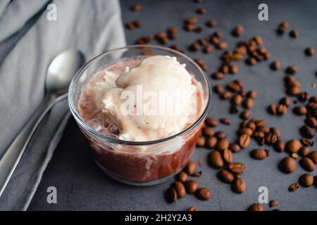 Affogato aus Portwein und Vanille Gelato: Ein italienisches Dessert aus Espresso, Portwein und Vanilleeis Stockfoto