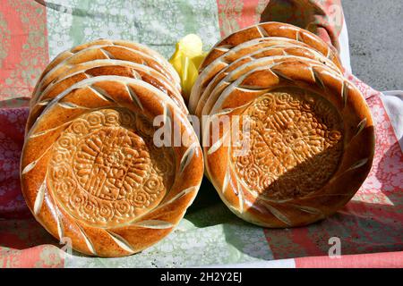 Traditionelles usbekisches Brot, Siyob Bazaar, Siab Bazaar, Samarkand, Usbekistan, Zentralasien Stockfoto