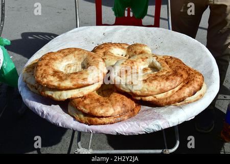 Traditionelles usbekisches Brot, Siyob Bazaar, Siab Bazaar, Samarkand, Usbekistan, Zentralasien Stockfoto