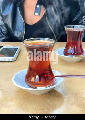 Zwei Gläser türkischer Tee auf dem Tisch mit selektivem Fokus Stockfoto