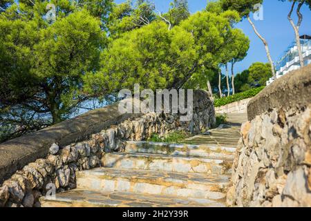 Schöne mallorquinische Landschaft mit einem Fußweg entlang der Küste, Mallorca, Spanien Stockfoto