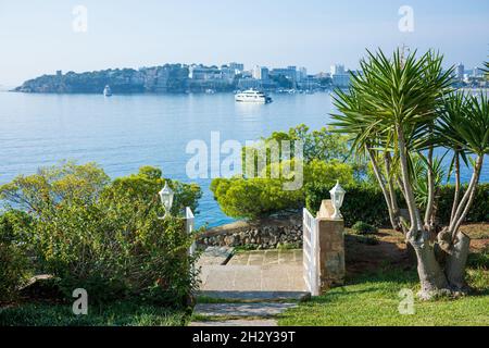 Schöne mallorquinische Landschaft mit einem Fußweg entlang der Küste, Mallorca Spanien Stockfoto