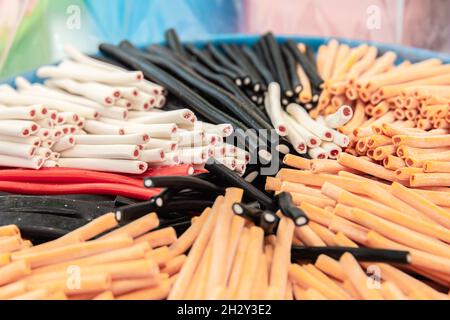 Süße Bonbons in Form von seilförmigen Süßigkeiten. Stockfoto