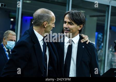 Mailand, Italien - 24. Oktober 2021: Massimiliano Allegri, Cheftrainer von Juventus und Simone Inzaghi, Cheftrainer des FC Internazionale vor dem Spiel der italienischen Fußballmeisterschaft der Serie A FC Internazionale gegen Juventus im San Siro Stadion Stockfoto