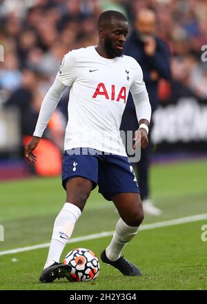 London, England, 24. Oktober 2021. Tanguy NDombele von Tottenham läuft mit dem Ball während des Premier League-Spiels im London Stadium, London. Bildnachweis sollte lauten: Jacques Feeney / Sportimage Stockfoto