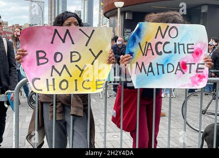 New York, NY, USA. Okt. 2021. Die New Yorker gegen den Standpunkt des Mandats bei der Kundgebung von Kyrie bei den Barclays in Brooklyn, New York, am 24. Oktober 2021. Kredit: Rainmaker Fotos/Media Punch/Alamy Live Nachrichten Stockfoto