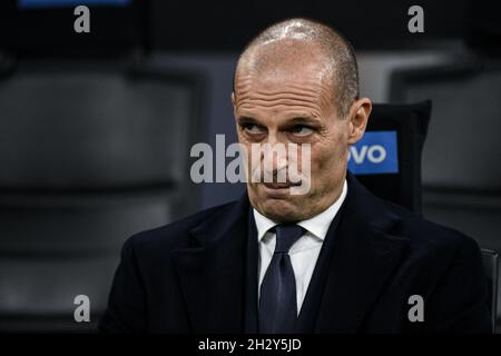 Mailand, Italien - 24. Oktober 2021: Massimiliano Allegri, Cheftrainer von Juventus, blickt auf das Spiel der italienischen Fußballmeisterschaft FC Internazionale gegen Juventus im Stadion San Siro in der Serie A Stockfoto