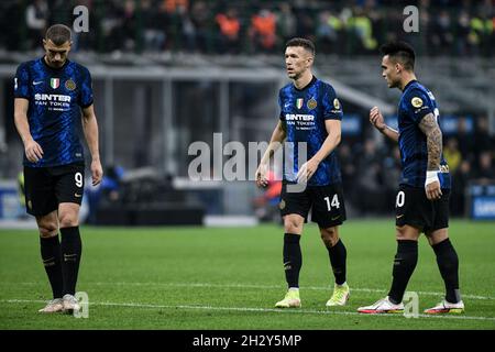 Mailand, Italien - 24. Oktober 2021: Edin Džeko vom FC Internazionale, Ivan Perišić vom FC Internazionale , Lautaro Martínez vom FC Internazionale während des Fußballspiels der italienischen Serie A FC Internazionale gegen Juventus im Stadion San Siro Stockfoto