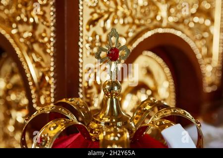 Traditionelle Hochzeitskronen in einer Kirche. Hochzeitskrone in der Kirche bereit für die Trauung Stockfoto